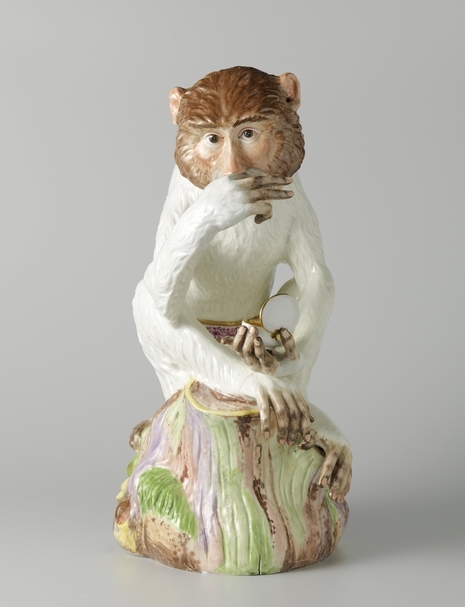麥森瓷器（Meissener Porzellan Manufaktur），〈拿鼻煙盒的猴子〉（Monkey with a snuffbox），48x24.5x31.5公分， 陶瓷，約1730-1733年，阿姆斯特丹國家博物館典藏（Rijksmuseum）