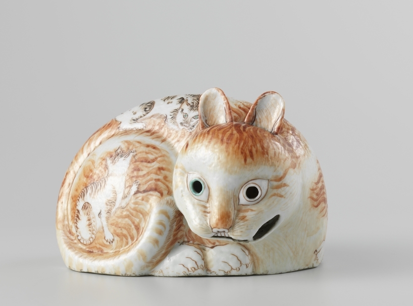〈貓型夜燈〉（Nightlight in the form of a cat），11x17x12.5公分， 陶瓷、釉，約1760-1770年，阿姆斯特丹國家博物館典藏（Rijksmuseum）
