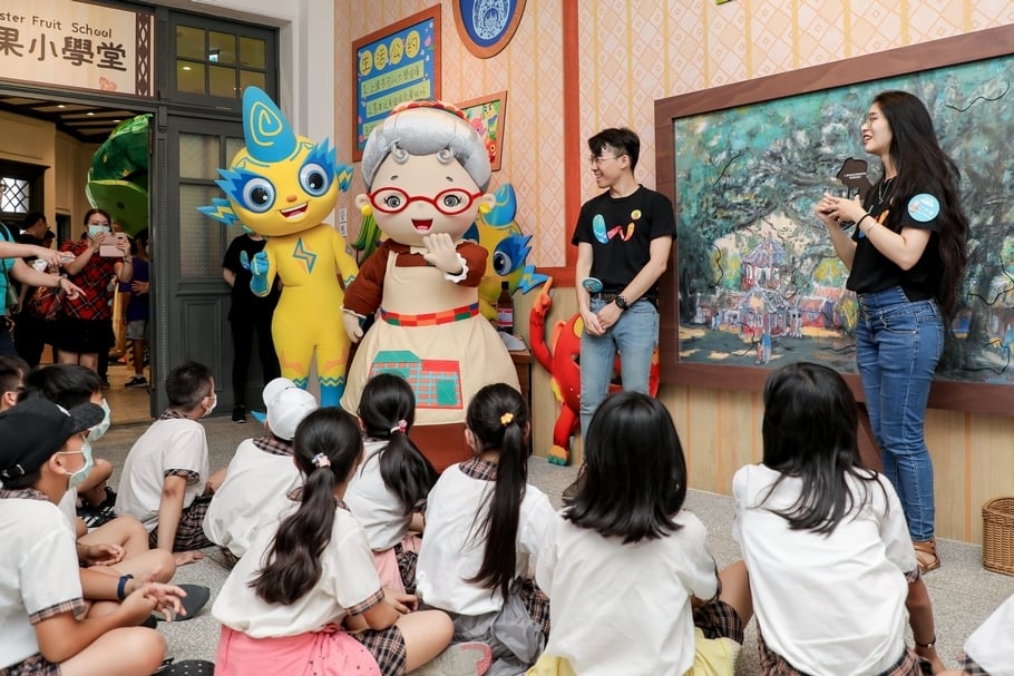 水果奶奶和小妖們驚喜現身，與前來參觀體驗AR闖關遊戲的小朋友們互動。