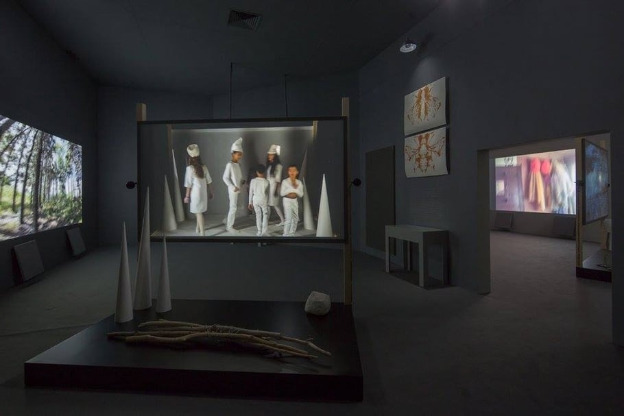 「瓊．喬納思：他們甚麼也不說地朝我們而來」（Joan Jonas: They Come to Us without a Word）展場一隅，新加坡南洋理工大學當代藝術中心，2016。（© NTU Centre for Contemporary Art Singapore）