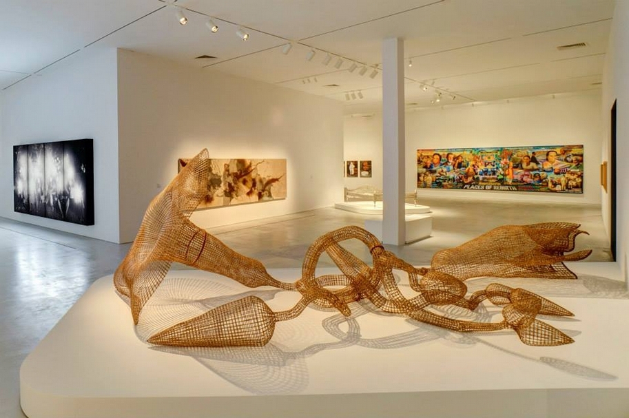 葉德晶（June Yap）策展，「越域：南亞及東南亞當代藝術展」（No Country: Contemporary Art for South and Southeast Asia）展場一隅，新加坡南洋理工大學當代藝術中心，2014。（© NTU Centre for Contemporary Art Singapore & Solomon R. Guggenheim Museum, New York）