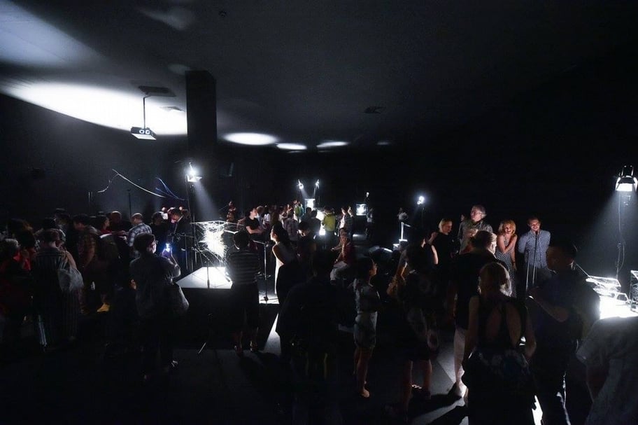 「湯瑪斯．薩拉切諾：蛛形網動物交響樂隊。爵士即興」（Tomás Saraceno: Arachnid Orchestra. Jam Sessions）展場一隅，新加坡南洋理工大學當代藝術中心，2015。（© NTU Centre for Contemporary Art Singapore）