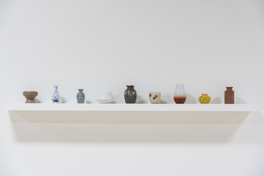 杜利安・高登（Dorian Gaudin）《代罪者》，陶瓷碎片、網站、層架。在展期過程中依據觀眾線上票選、每週於展覽現場摔掉當週「最醜陶瓶」。（給火星人類學家 To Martian Anthropologists提供）