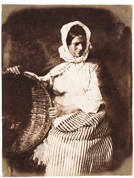 大衛．希爾與羅伯特．亞當森（David Octavius Hill and Robert Adamson）， 《紐哈芬的賣魚婦》（Newhaven Fishwife ），1843-6， 紙質負片印製之銀鹽相紙沖印，19.5 × 14.7 公分，大都會博物館收藏。