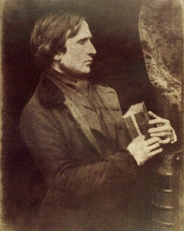 羅伯特．亞當森（Robert Adamson，1821-1848），蘇格蘭化學家，與大衛．希爾（David Octavius Hill）合作創作攝影，因罹患肺結核英年早逝。圖片取自Wikimedia。
