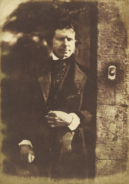 大衛．希爾（David Octavius Hill，1802-1870），蘇格蘭畫家，與羅伯特．亞當森（Robert Adamson）合作創作的三本攝影集被稱為「世上最昂貴的攝影作品」。圖片取自Wikimedia。