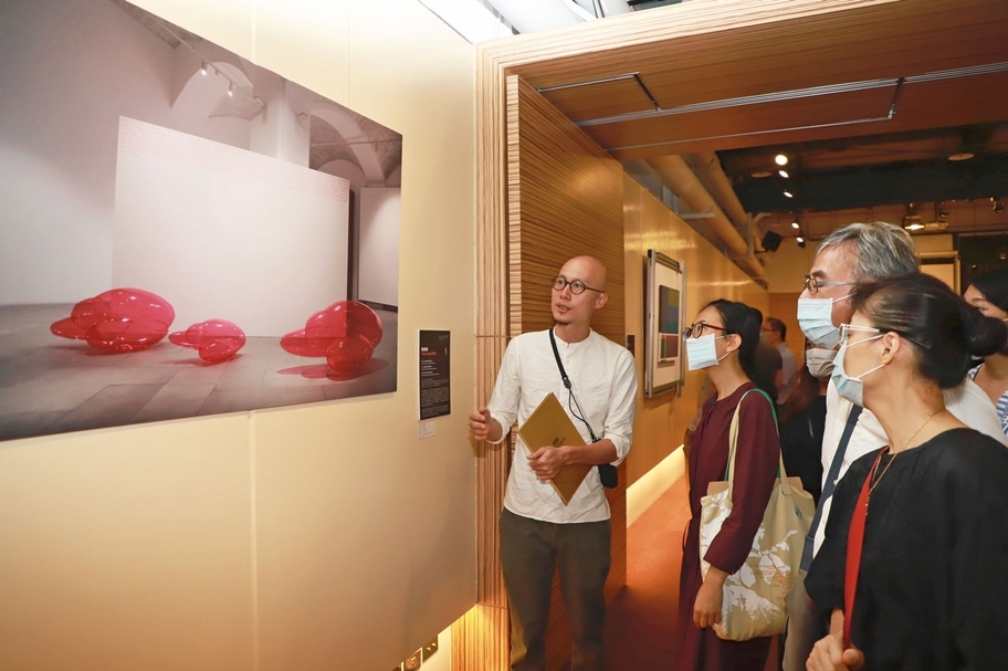 入選藝術家為記者會貴賓導覽現場展示作品之創作背景。（文化部提供）