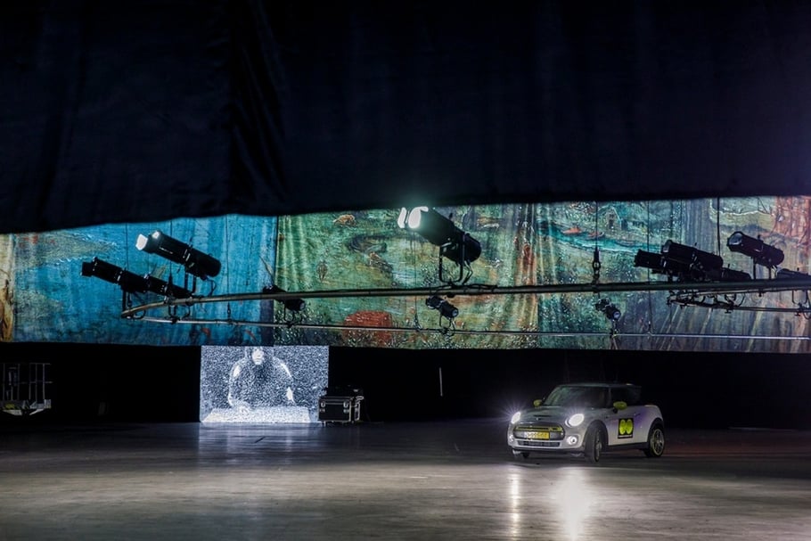 「博伊曼斯阿侯伊得來速美術館」(Boijmans Ahoy drive-thru museum)展覽現場。( ©Boijmans Ahoy drive-thru museum)