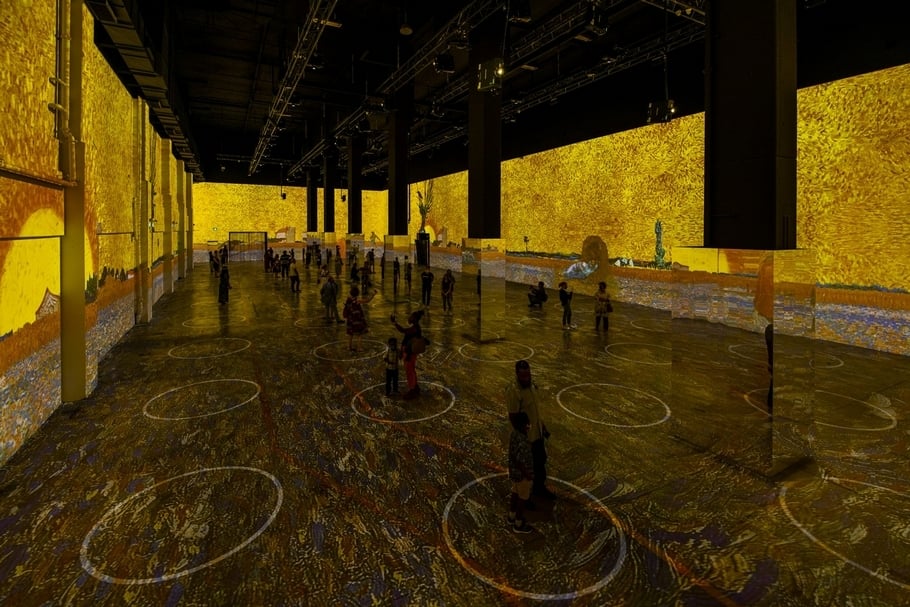 加拿大多倫多「梵谷光影體驗展」(Immersive Van Gogh Exhibit)在展場中劃出圓圈,讓觀眾保持1.5公尺社交距離。( ©Immersive Van Gogh Exhibit)