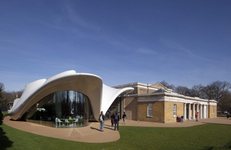 2013年起啟用，尤建築師札哈．哈蒂（Zaha Hadid）設計的Serpentine Sackler Gallery。（© Serpentine Gallery）