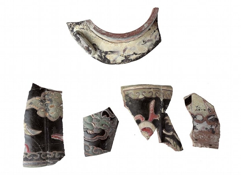 中國宜興，清代18～19世紀〈紫砂粉彩雲龍紋壺〉，宜蘭縣淇武蘭遺址出土，宜蘭縣文化局典藏。多彩雲龍紋紫砂器標本殘件，包括壺口及壺身，使用紅、白、綠、黑彩，繪以清晰的雲龍圖像裝飾。壺身內面可見到宜興紫砂打身筒成型法製作工藝的陶片接縫痕跡。圖／新北市立鶯歌陶瓷博物館。