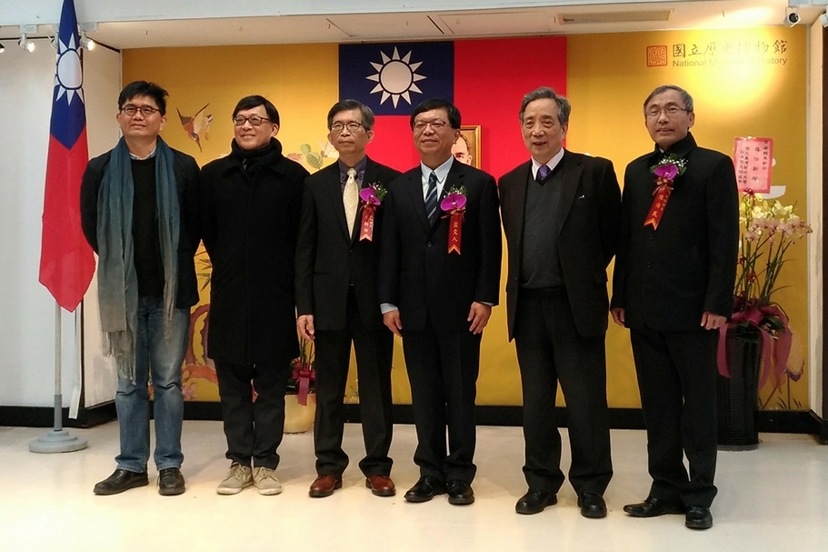 史博館館長交接典禮合影。左起文化部文化資源司司長陳登欽、前史博館館長張譽騰、新任館長廖新田、文化部常務次長李連權、前台灣藝術大學校長黃光男、文化部主任秘書陳濟民。圖片提供：本刊資料室