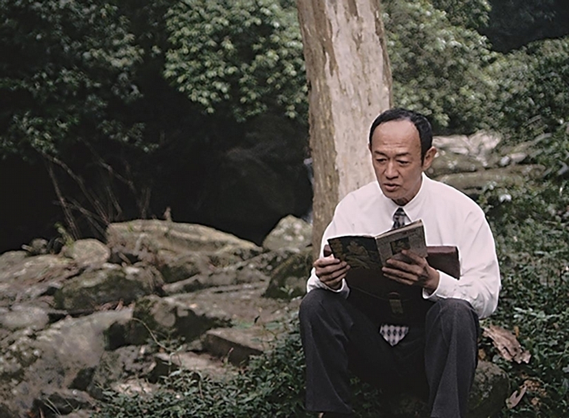 蘇匯宇作品《超級禁忌》中，金士傑朗讀同名小說中的部分文字。（蘇匯宇提供）