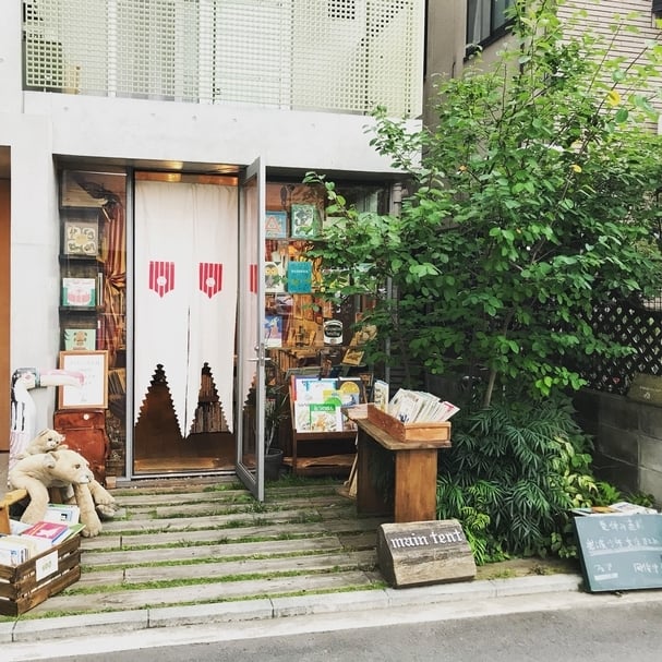【專欄｜蘇蘇の繪本書店地圖】畫畫，跳舞，開繪本古書店：MAIN TENT
