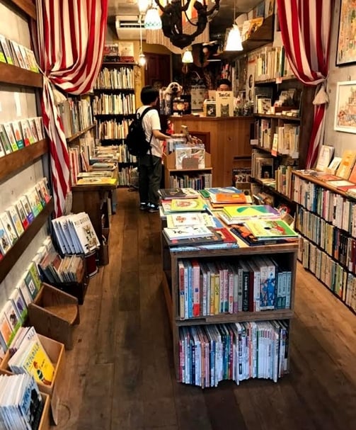 【專欄｜蘇蘇の繪本書店地圖】畫畫，跳舞，開繪本古書店：MAIN TENT