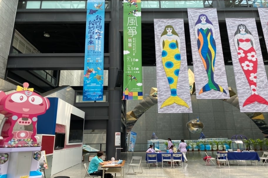 本展首次移師高雄科工館，入口處即可看到醒目的展覽掛旗