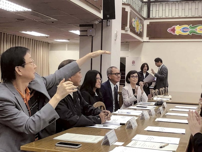 立委施義芳提案修改所得稅法，希望就文物、藝術品拍賣所得，改為「分離課稅」。也就是以拍賣會落槌價「1%就源扣繳」，取代現行併入綜合所得、累進稅制的課稅方式。獲得立委黃國書、羅明才等20位委員們的連署，並於2019年10月31日，擴大舉辦公聽會。（簡秀枝提供）