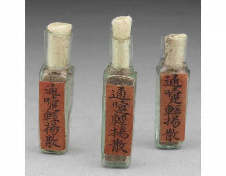 清18世紀〈「通嚏輕揚」玻璃瓶裝鼻煙三瓶〉，3.3×0.8公分內裝褐色鼻煙粉末。國立故宮博物院藏。（國立故宮博物院提供）