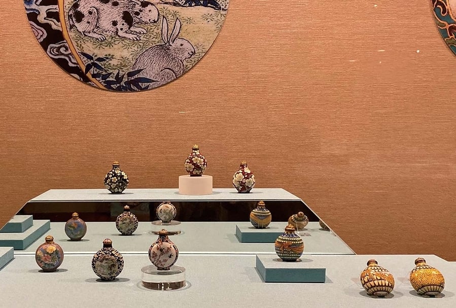 雍正朝銅胎畫琺瑯鼻煙壺展場照。（攝影／朱佑霖）