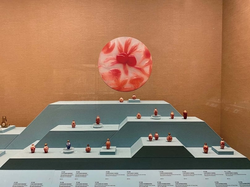 展場以不同高低的山形墩座，錯落布排展件。（攝影／朱佑霖）