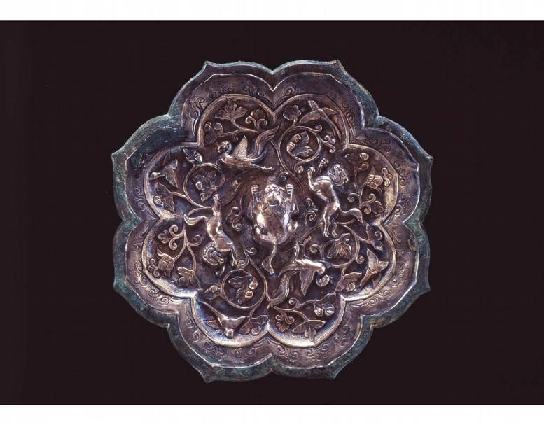 圖8 重要美術品．中國唐代〈銅製貼銀鎏金雙鳳狻猊紋八稜鏡〉，徑15.2公分，大和文華館藏。（大和文華館提供）