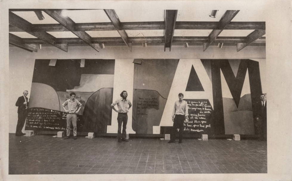 柯林．麥卡亨（Colin McCahon）的巨幅作品於1971年，在奧克蘭市立畫廊（Auckland City Art Gallery）展出的現場。（©The Spinoff）
