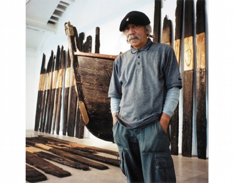 拉菲．荷特勒（Ralph Hotere）與作品《黑鳳凰》合影。（©The Arts Foundation New Zealand）