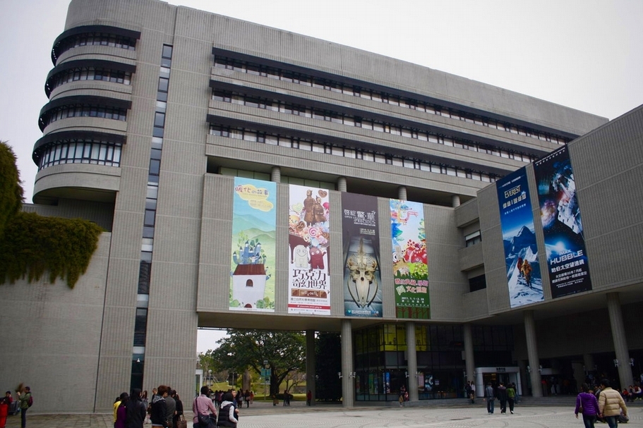 除了故宮名列其中，中研院語言研究所、國史館、國史館台灣文獻館、國立台灣大學、文化建設委員會、國家圖書館、國立歷史博物館及國立自然科學博物館亦參與「數位典藏計畫」。圖為國立自然科學博物館。（攝影／ 莊惟智，CC BY-SA 3.0）