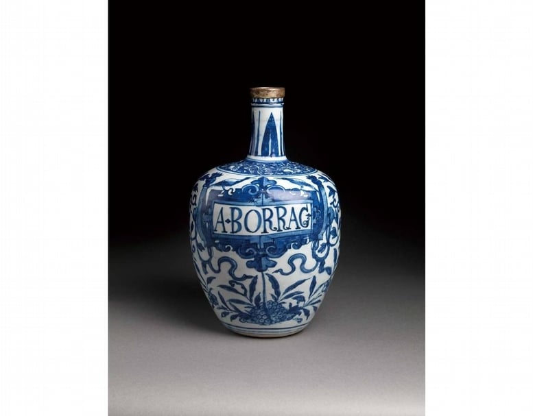 明萬曆〈A-BORRAG銘文藥罐〉,28.5×14公分,RA收藏。攝影/Richard Valencia。