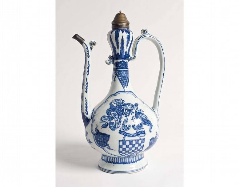 明嘉靖〈葡萄牙紋章壺〉,33.5×16.5公分,里斯本瑪德歐斯.艾瑪達博物館(Casa-Museu Medeiros e Almeida)收藏。攝影/Márcia Lessa。