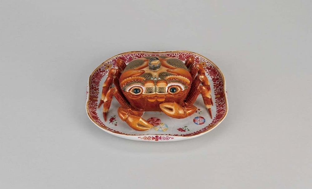 清乾隆〈蟹型蓋碗附碟〉,10.5×22.8×21.5公分,RA收藏。攝影/Richard Valencia。