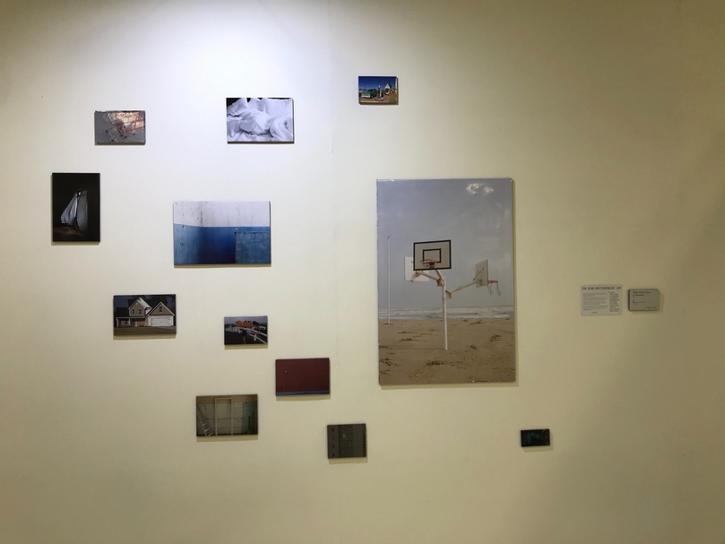 評審團入圍作品：王若庭《The 很當代的作品》，攝影、印刷，150x150 cm，2020。（攝影／許雲喬）