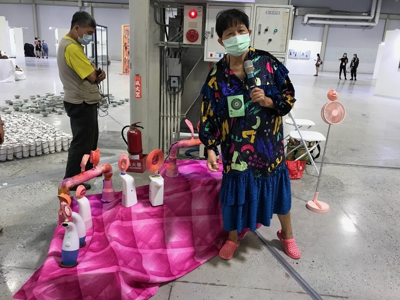 來自高雄、年年積極參加一年展的藝術家蔡瑛瑾解說作品現場。（攝影／許雲喬）