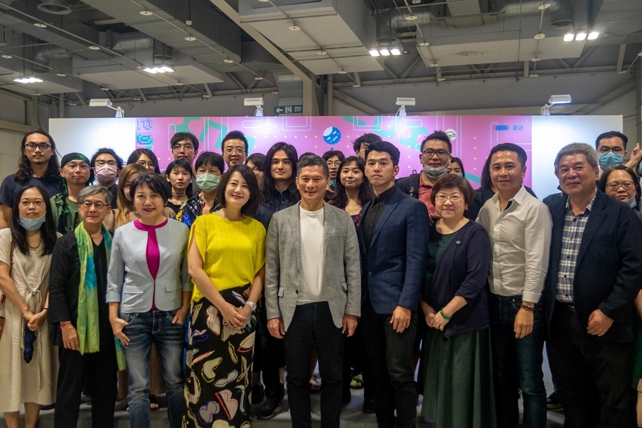 台灣當代一年展開幕現場嘉賓如潮，包含文化部部長李永得、立法委員吳思瑤、范雲、台北當代藝術館館長駱麗真、國藝會董事胡永芬、双方藝廊共同創辦人胡朝聖、竹圍工作室創辦人蕭麗虹皆到場共襄盛舉。（台灣當代一年展提供）