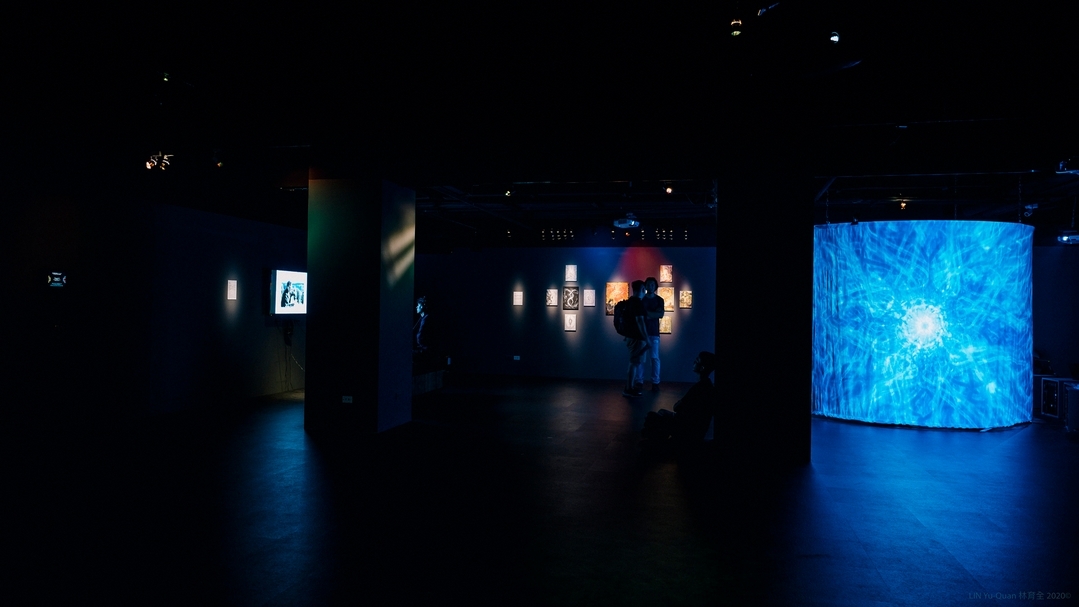 「迷幻死藤水－薩滿之旅VRR展Ayahuasca –薩滿教徒展覽」展覽現場。（攝影／林育全，財團法人數位藝術基金會提供）