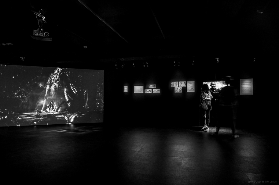 「迷幻死藤水－薩滿之旅VRR展Ayahuasca –薩滿教徒展覽」展覽一景。（攝影／林育全，財團法人數位藝術基金會提供）