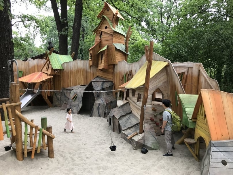 德國柏林動物園幼兒遊戲空間，有沙、有木質素材的魔幻躲藏和遊戲空間