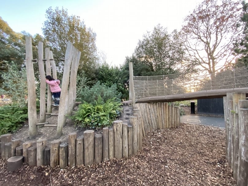 英國倫敦的植物園幼兒遊戲花園，有基礎攀爬的不規則樹幹和凌空穿越的網橋
