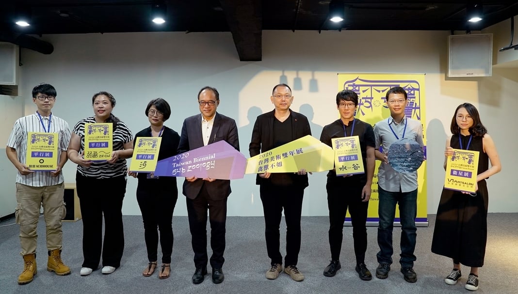 「2020台灣美術雙年展」展前記者會現場，國美館林志明館長（左4）、策展人姚瑞中（右4）及平行展策展人合影左起為：酸屋陳冠穎、節點藝術空間黃又文、河南8號賴曉瑩、水谷藝術彭才瑄、朱峯誼、非常廟胡欣妤。（國立台灣美術館提供）