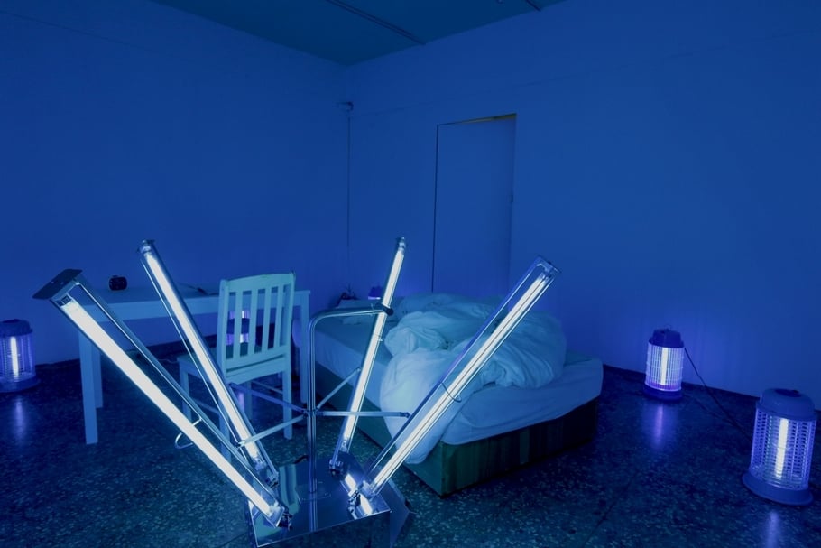 「2020台灣美術雙年展」子題四「實驗室/手術室/標本室」展出作品：彭奕軒《太陽曬過的味道》，UVC 紫外線殺菌燈，尺寸視場地而定，2020。（藝術家提供）