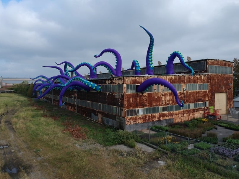 藝術家Filthy Luker《章魚入侵》（Tentacles）。（藝術家與白晝之夜提供）