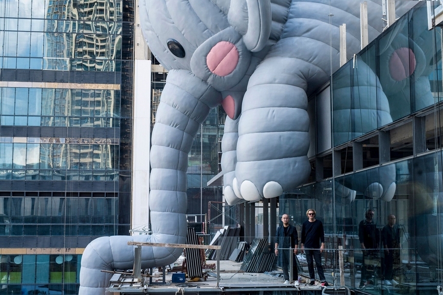 AllRightsReserved 與霍夫曼創作的戶外大象藝術裝置《抱抱象》(Bubblecoat Elephant)於深圳,圖中為林樹鑫與霍夫曼。(© AllRightsReserved)