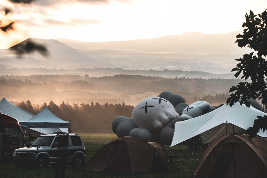 「KAWS: HOLIDAY」日本站於富士山下。(© AllRightsReserved)
