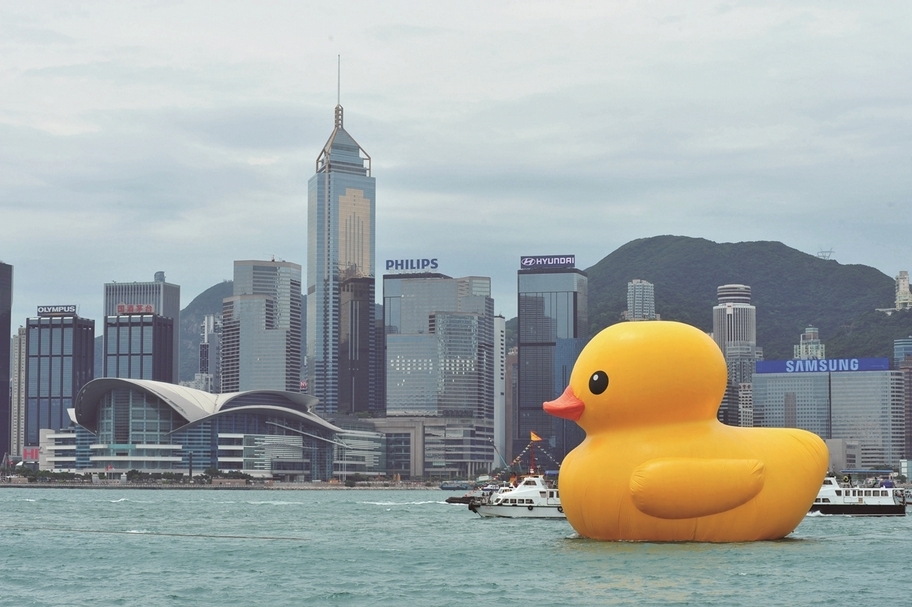 荷蘭藝術家霍夫曼的(Florentijn Hofman)橡膠鴨遊進香港維多利亞港。(© AllRightsReserved)