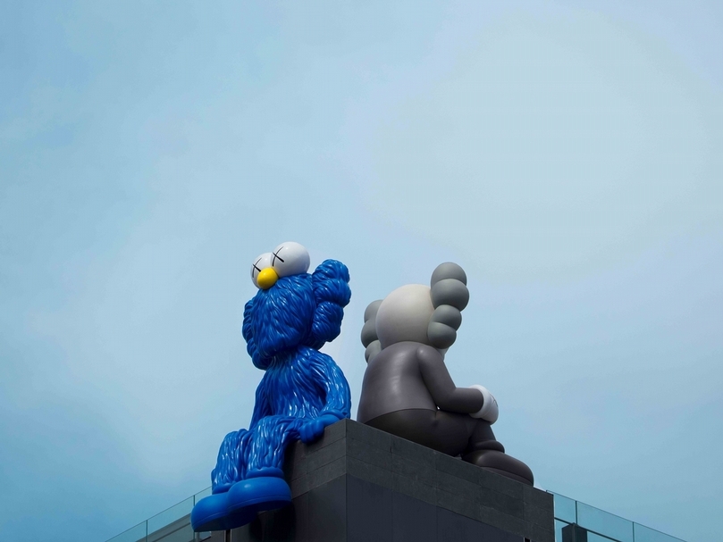 「KAWS : SEEING / WATCHING」現場。(© AllRightsReserved)