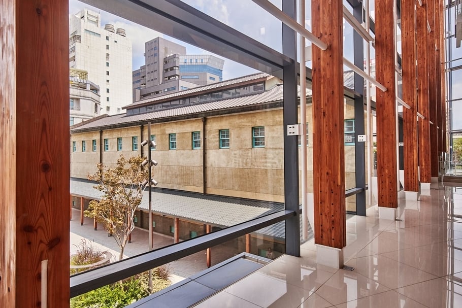 從增改建工程的新建築體望向酒品倉庫。（嘉義市立美術館提供）