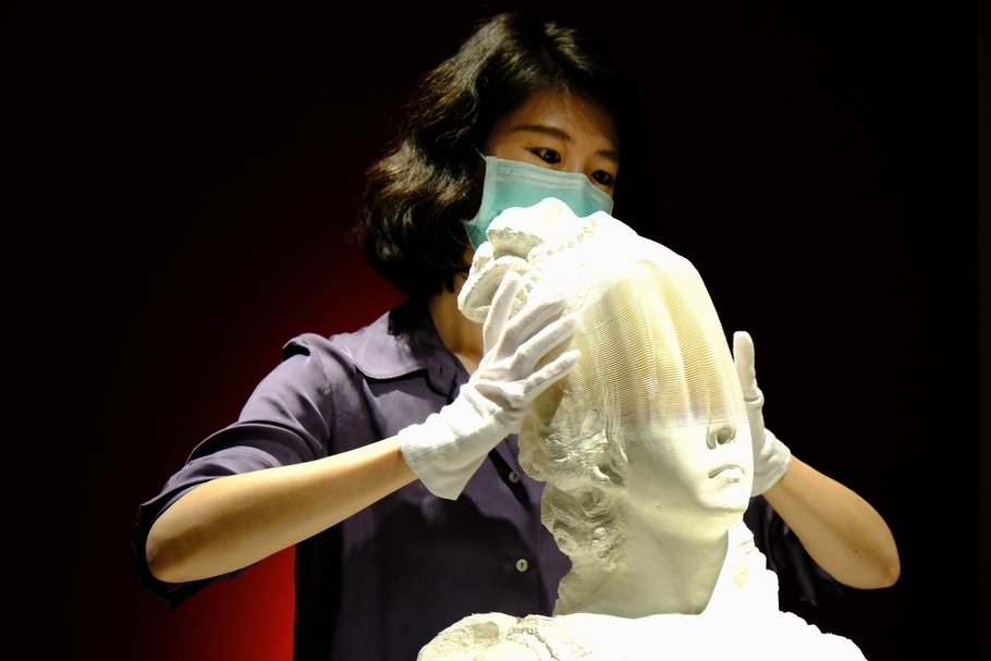 中國紙藝家李洪波《西洋美女》，由工作人員展示「石膏雕塑」的變形姿態（攝影：葉晞）