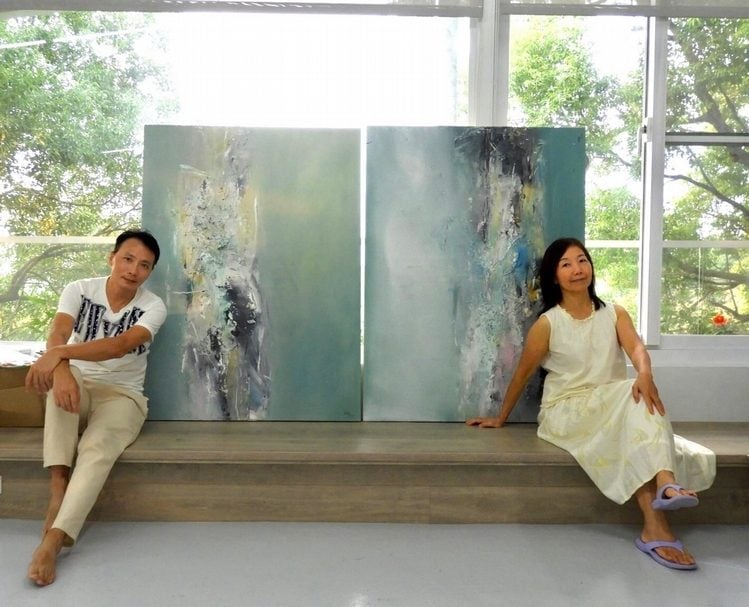 藝術家徐畢華（右）與策展人王焜生（左）於徐畢華作品前。（王焜生提供）