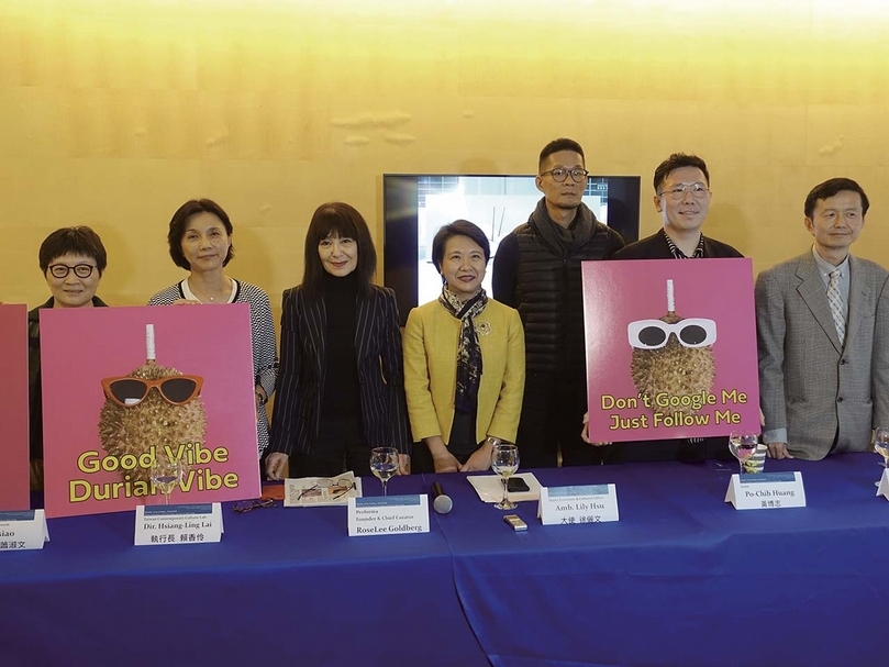 C-LAB推舉台灣藝術家參加2019年Performa雙年展的「無牆國家館台灣館」(Pavilion Without Walls)。左起臺北市立美術館策展人蕭淑文、C-LAB執行長賴香伶、Performa雙年展創辦人RoseLee Goldberg、駐紐約辦事處長徐儷文、藝術家黃博志、余政達、紐約臺北文化中心主任張書豹。(空總臺灣當代文化實驗場提供)