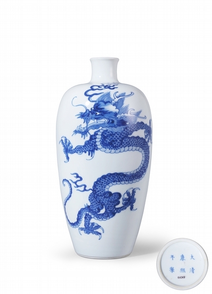 清康熙《青花躍龍紋梅瓶》，尺寸：H25cm。（北京保利提供）